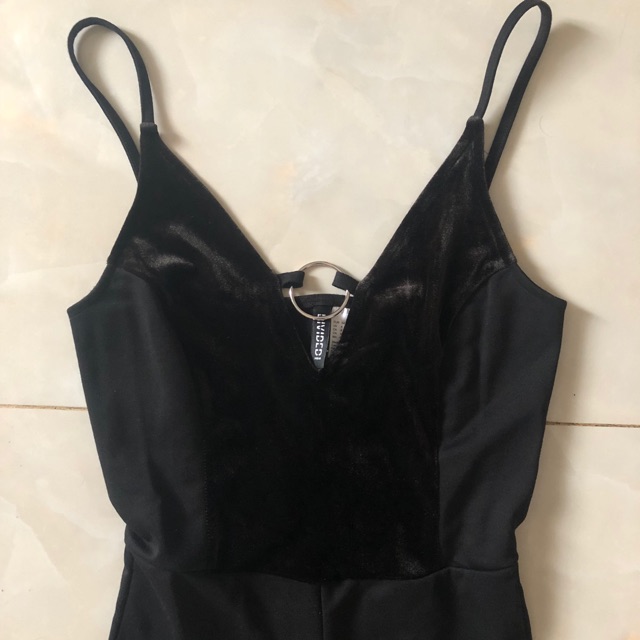 jumb hiệu H&M hàng xách tay bên mỹ đem về. Chất vải dày dặn. Mặc lên tôn dáng vô cùng. Hàng mới còn nguyên mác nha