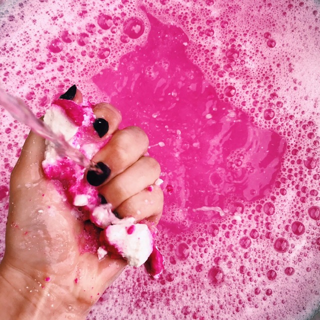 Bánh tạo bọt tắm LUSH - The Comforter bubble bar