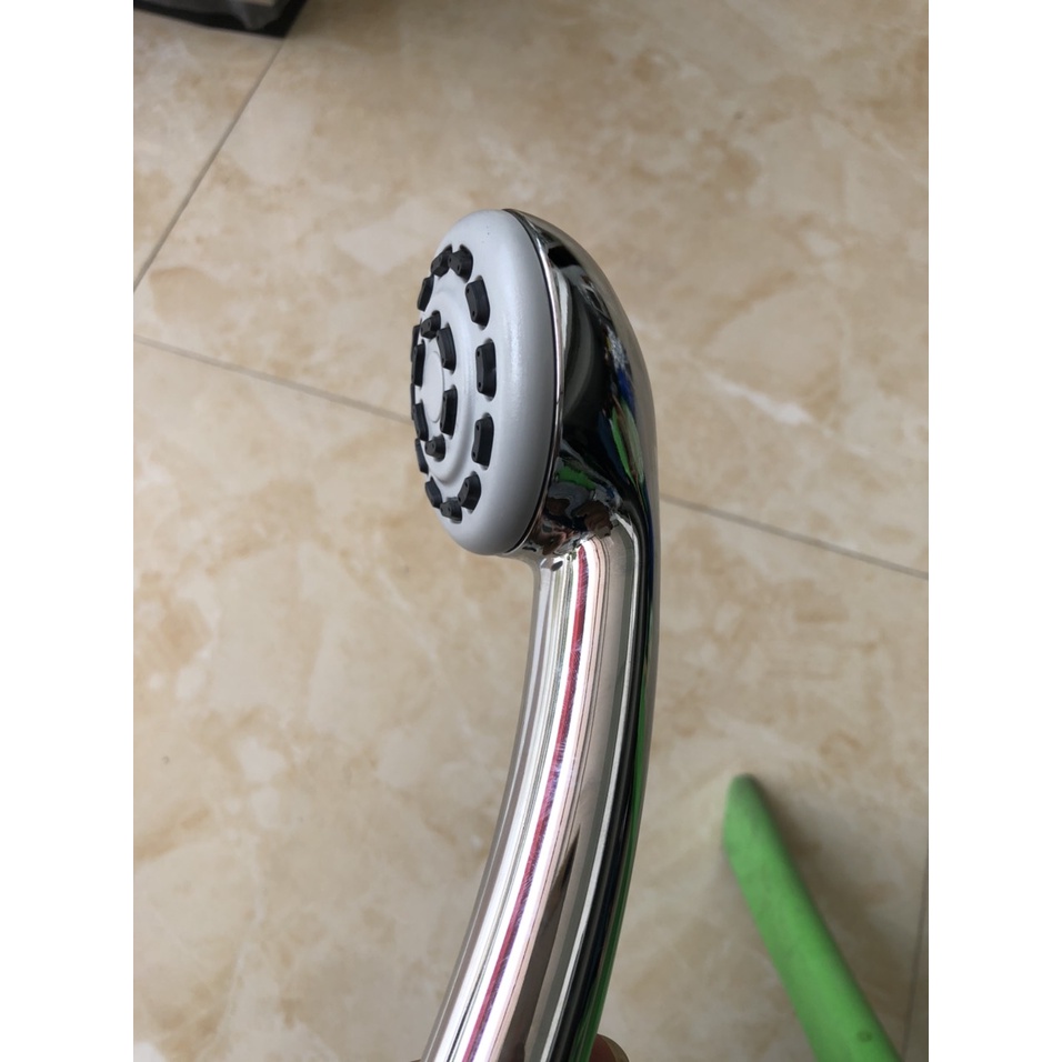 Vòi hoa sen tia nước to , chịu áp lực và va đập , chịu được nước nóng , 1 chế độ nước