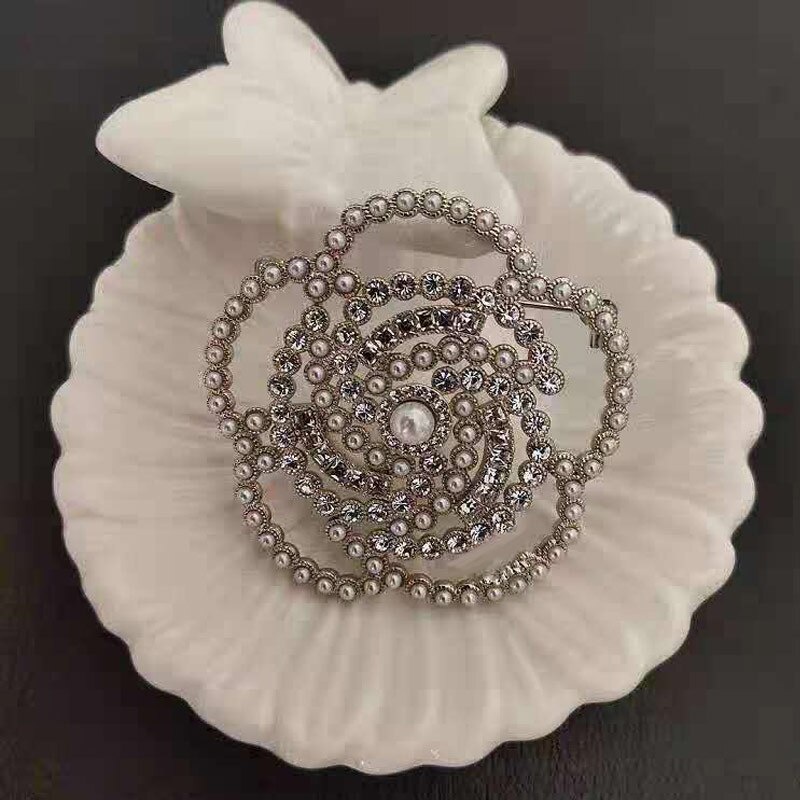 Trâm cài áo hình hoa trà đính ngọc trai giả thời trang cho nữ