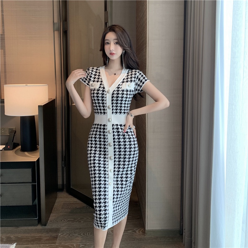 #877  Đầm tay ngắn kẻ ô trắng đen freesize dáng ôm cổ V