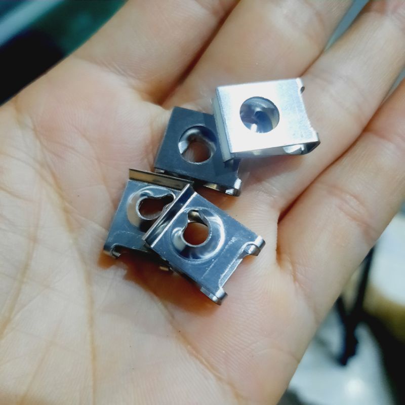 Pat kẹp inox yamaha bắt ốc 5 li 18 xoắn gắn áo yamaha