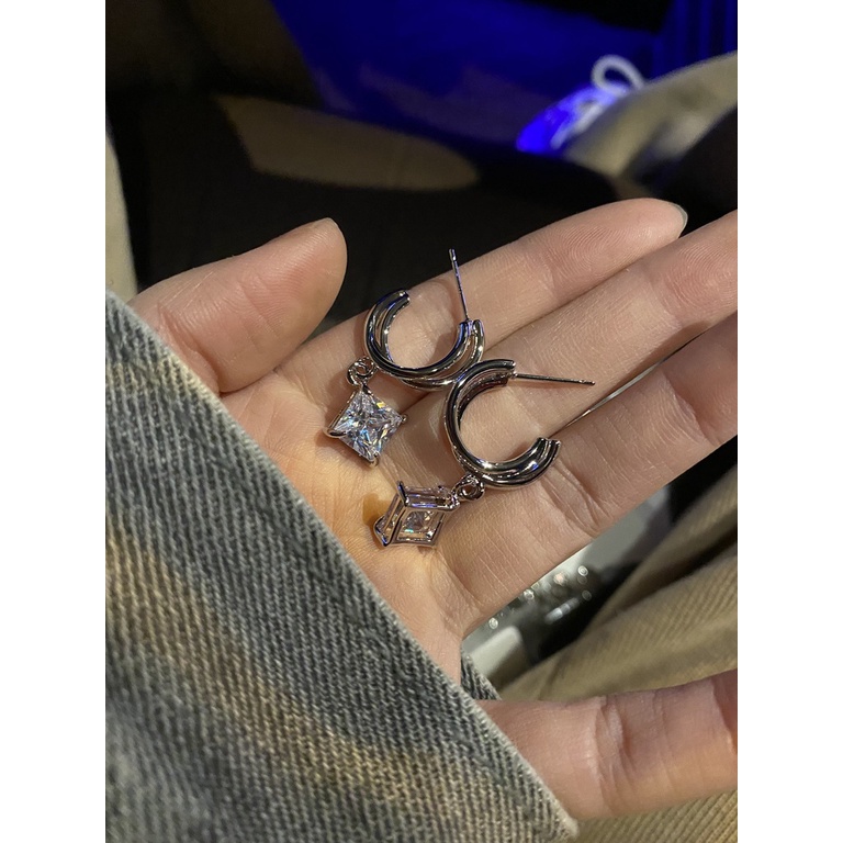 Khuyên Tai Đính Đá Lấp Lánh Phong Cách Thời Trang Mới Dành Cho Nữ