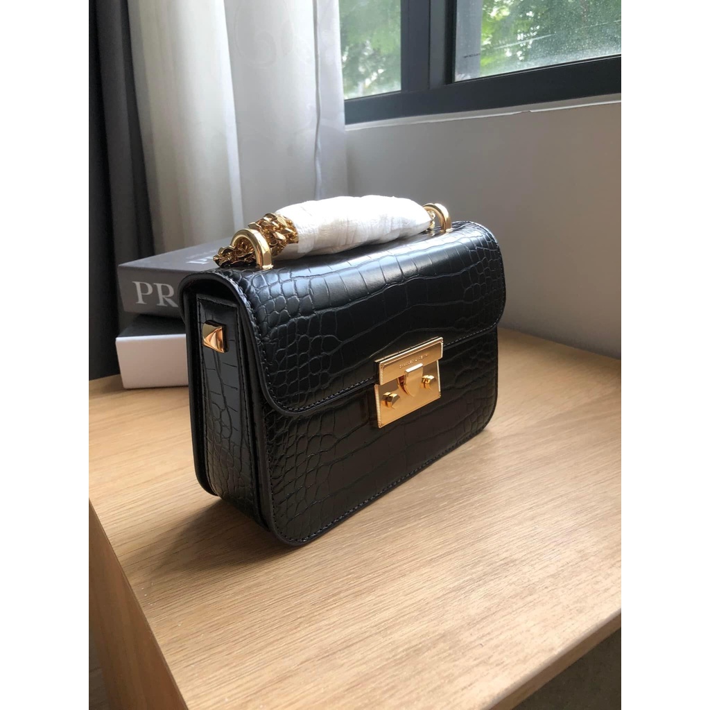 Túi đeo chéo nữ da croc bóng xích vàng tiểu thư Charles & Keith | Auth - Sing - Ảnh thật