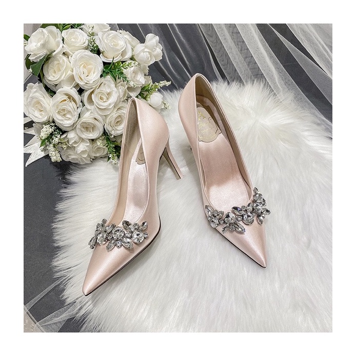 Giày cao gót vương miệng đá