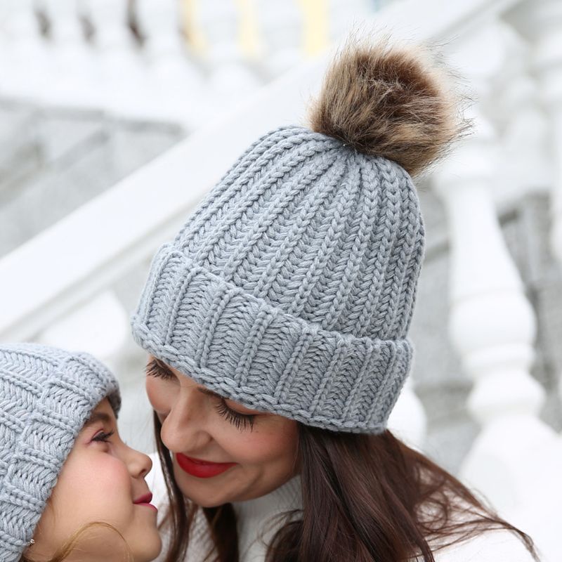 Mũ beanie Trùm Đầu Giữ Ấm Mùa Đông Phối Cục Bông Dễ Thương Dành Cho Mẹ Và Bé