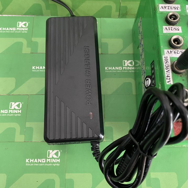 Sạc xe điện 10S 36V - 42V M16 giắc tròn 3 chấu lớn có đèn báo đầy