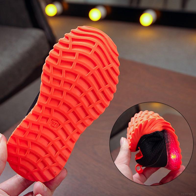 Giày thể thao đế mềm chống trượt tích hợp đèn led thời trang cho bé