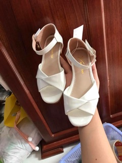 sandal bé gái trắng