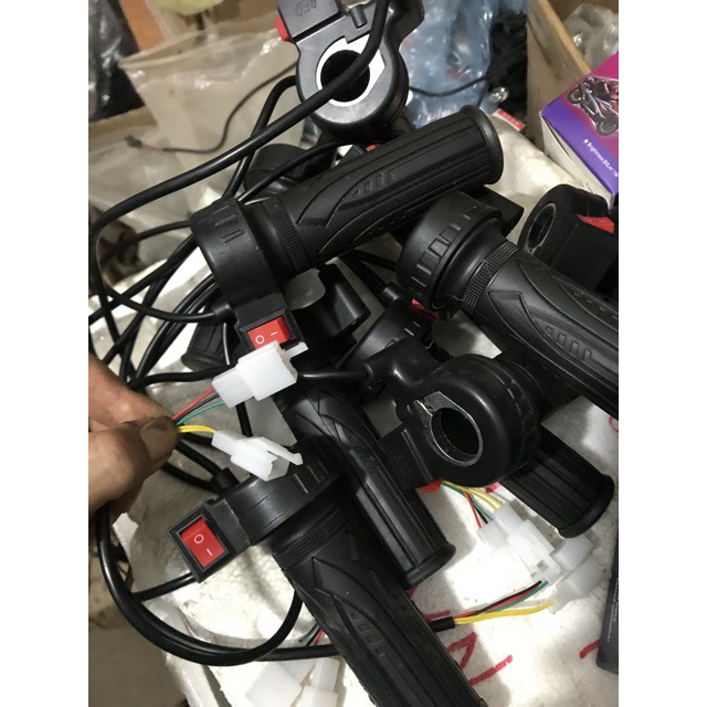 Đôi tay ga xe máy điện có công tắc đèn hoặc tốc độ.