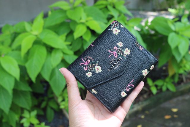 ❤️VÍ COACH MINI HOA
84404729383408
túi ngắn nhưng để được tiền dài nha cả nhà.
Cực kỳ nhiều ngăn và tiện dụng.