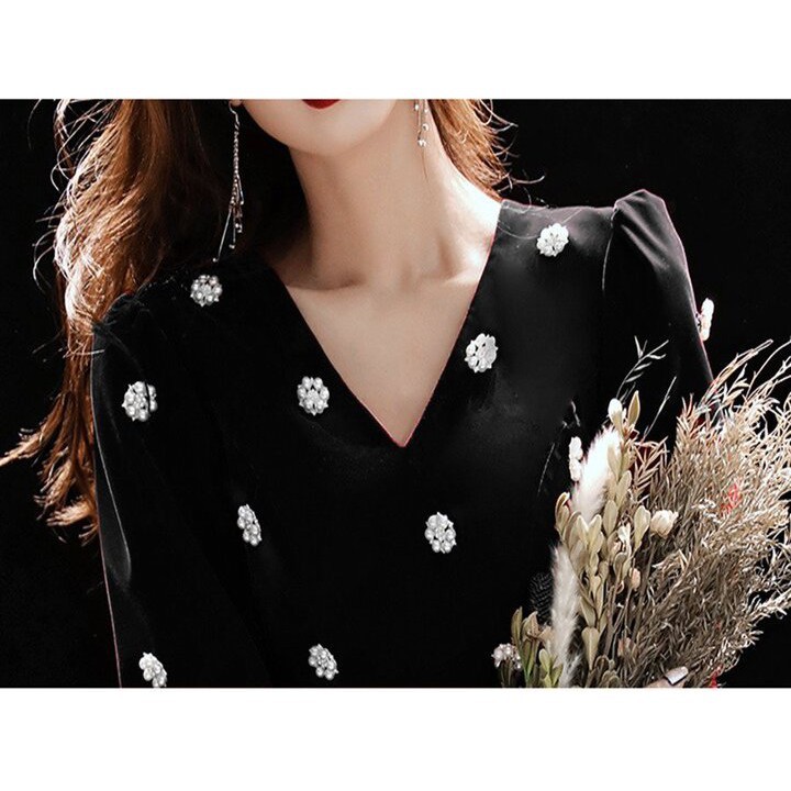 Đầm nhung đính cài hoa cho các nàng dự tiệc sang trọng quyến rũ | BigBuy360 - bigbuy360.vn