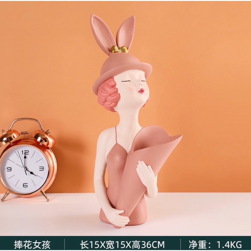 Cô gái cắm hoa tai thỏ