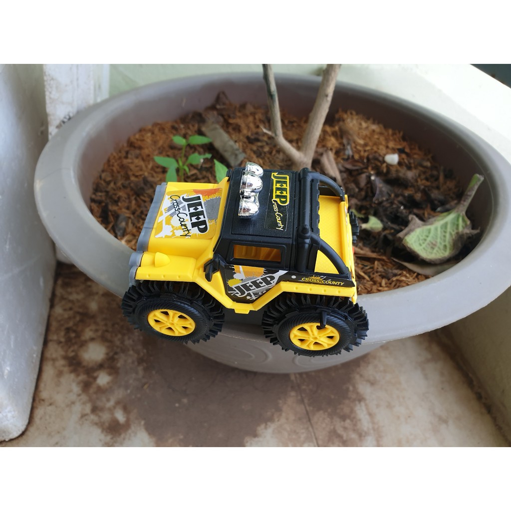 Xe Jeep đồ chơi ô tô cho bé chạy pin AA chi tiết sắc sảo, nhựa ABS an toàn cho người sử dụng (màu vàng - chưa kèm pin)