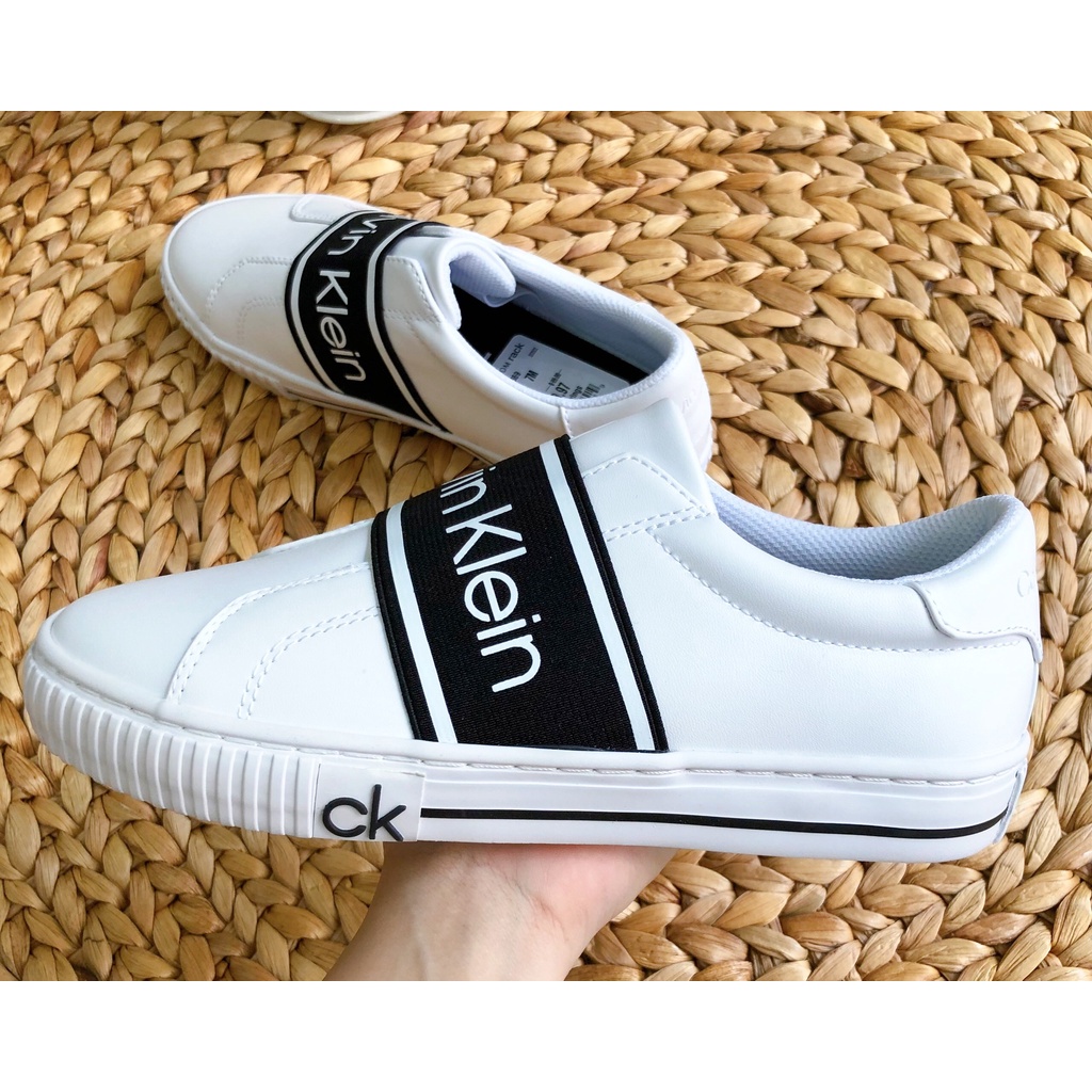 Săn sale hãng Giày NỮ Calvin Klein trắng hoạ tiết chữ đen siêu đẹp size 7M - 37.5VN