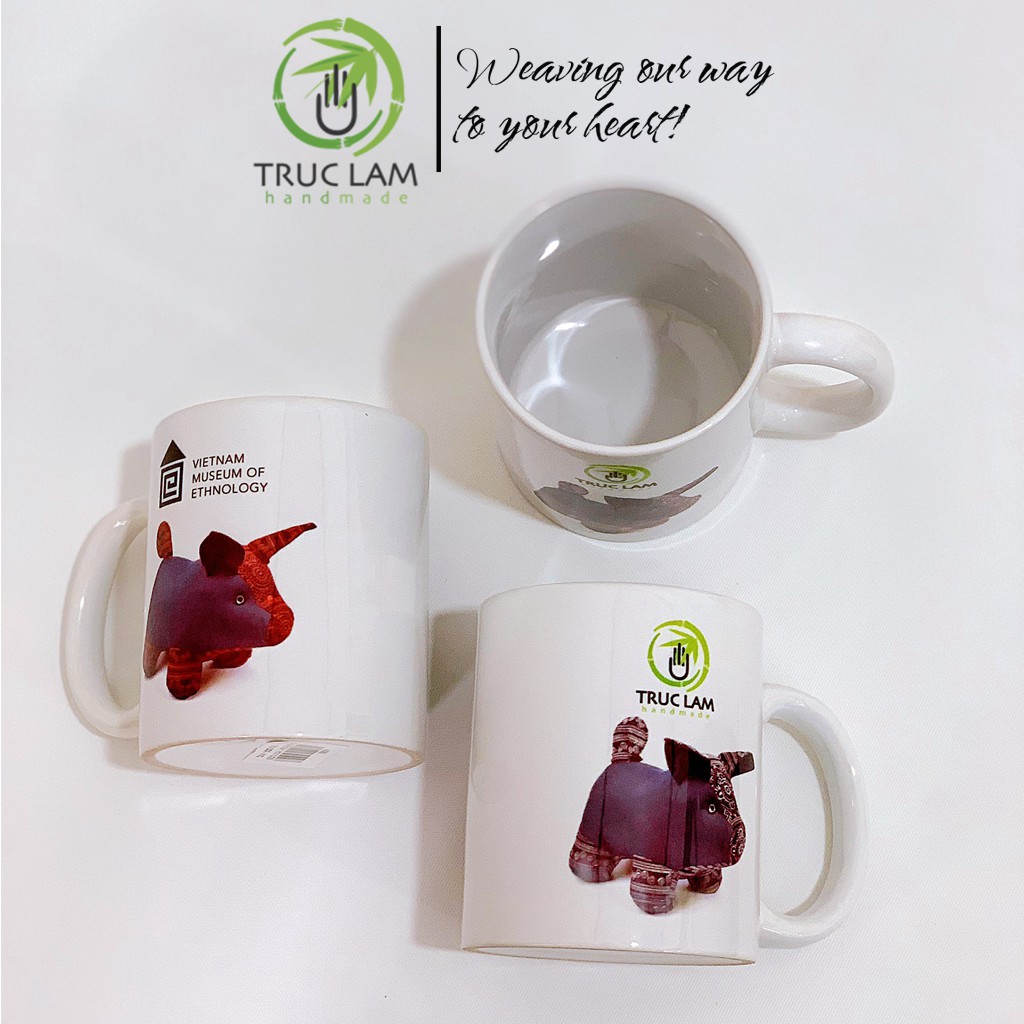 Cốc Uống Nước Có Quai Cầm Chất Liệu Sứ Bát Tràng In Hình Chú Heo Vải Thổ Cẩm - Trúc Lâm Handmade