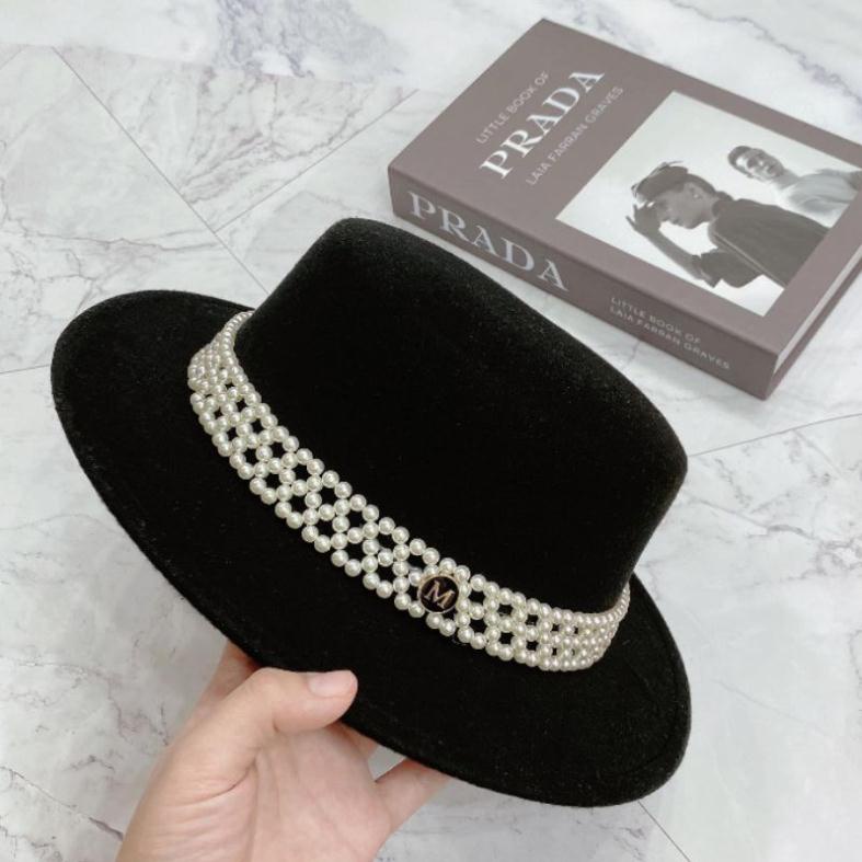 Mũ cói mũ dạ vành nhỏ mũ fedora đai viền ngọc trắng gắn chữ M sang chảnh