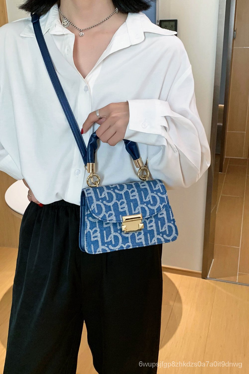 2020Túi nữ kiểu mới phong cách Hàn Quốc túi vuông nhỏ hình chữ cái thêu chữ in chéo vai xách tay cao bồi thời trang