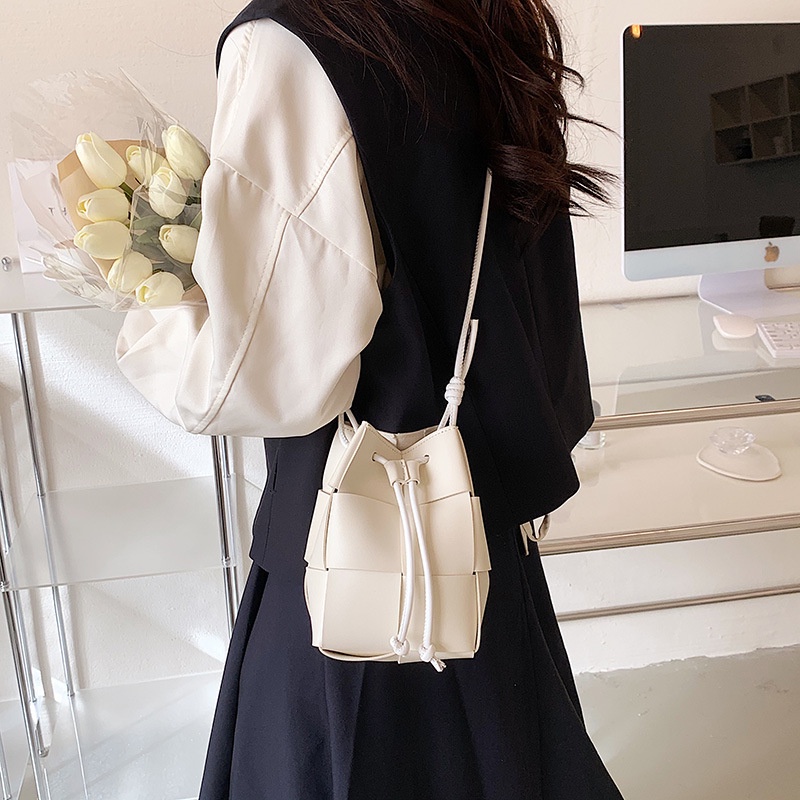 Túi Đeo Chéo Dây Rút Họa Tiết Sọc Caro Thời Trang Cho Nữ