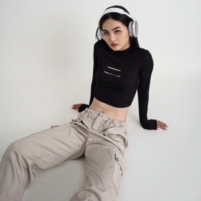 NAE TOP-Áo gân đen/trắng tay dài cut ngực vải co giãn tốt-Whitelies Shop