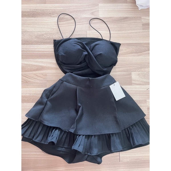 Set áo 2 dây xoắn mút ngực và chân váy xếp ly tầng có túi