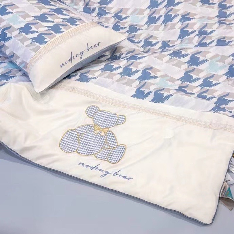 Bộ ga gối chăn hè phi lụa thêu gấu mềm mịn mẫu mới 2022 ,Chăn ga gối phi lụa 4 món vân cánh én chất liệu thoáng mát