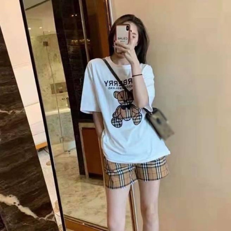 Set bộ burberry áo thun tay ngắn nữ hình gấu và quần ngắn sọc caro - Order taobao quảng châu