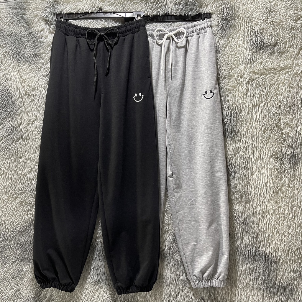 Quần Jogger nỉ da cá thể thao nam nữ form rộng lưng thun thêu mặt cười – Unisex 2022