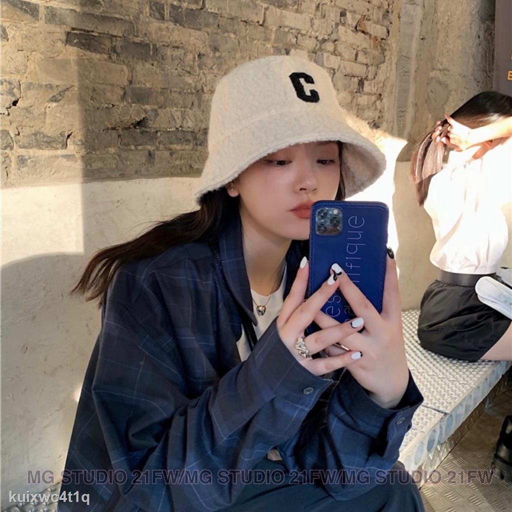 Mũ lông cừu thêu chữ “C“ đơn giản