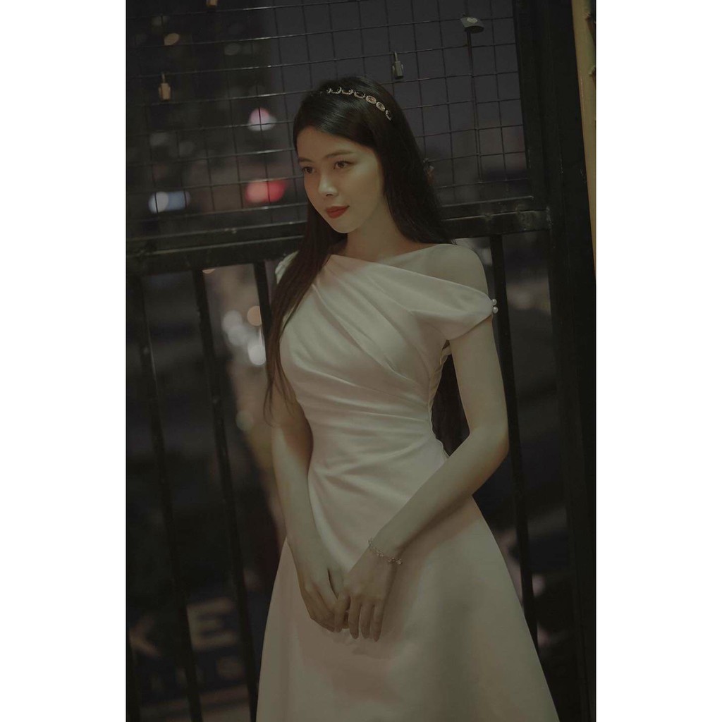 Đầm lệch vai phối bèo kèm ghim cài vải phi lụa 2 màu cực sang [ Váy trắng dự Tiệc ] | BigBuy360 - bigbuy360.vn