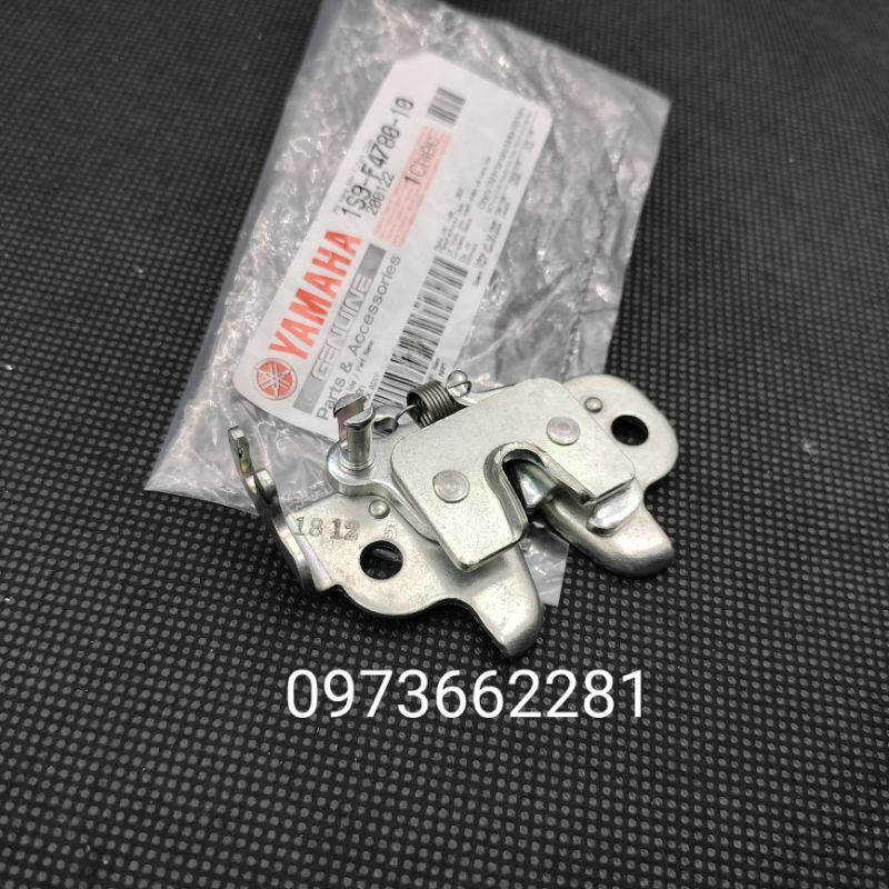 Chốt gài khóa yên dưới xe EXCITER 135,150 zin Yamaha