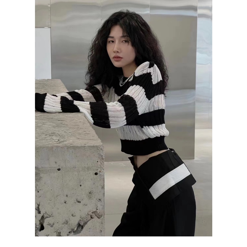 Áo len dệt kim kumikumi tay dài cổ tròn khoét lỗ gợi cảm phong cách Hàn Quốc cho nữ