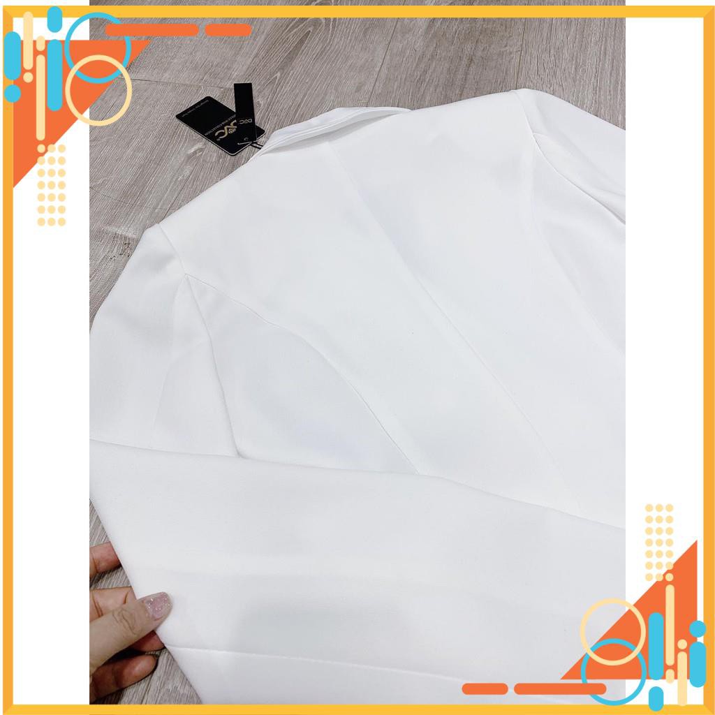 Bộ áo vest trắng và chân váy xếp ly