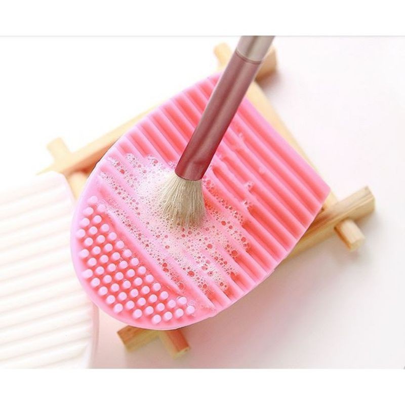 Dụng cụ vệ sinh cọ trang điểm silicone tiện lợi