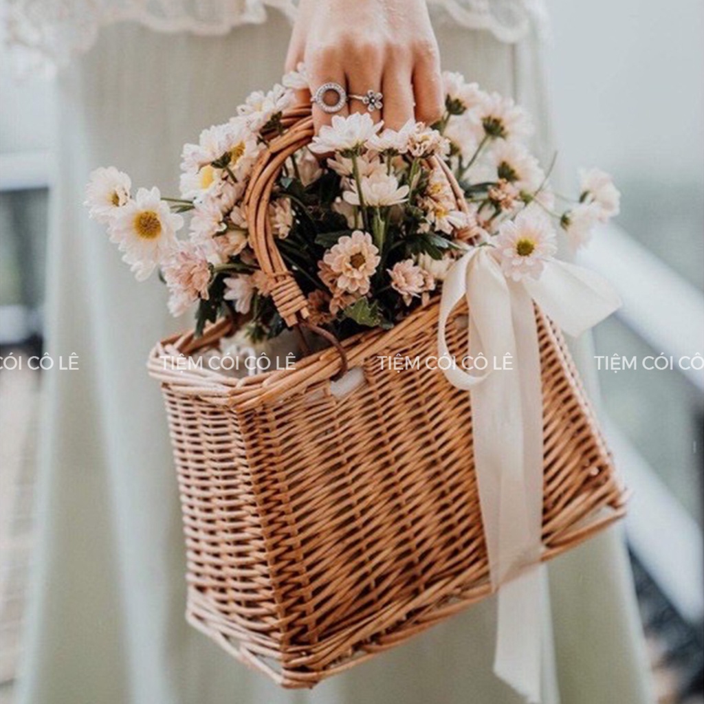 Giỏ mây đính nơ ruy băng, túi xách đi biển, phụ kiện chụp ảnh, làn cắm hoa tiện dụng - Tiệm Cói Cô Lê
