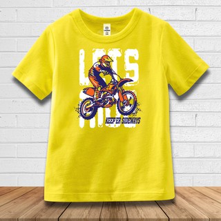 (MIKITI) Áo thun bé trai Siêu xe chất liệu thun màu vàng in hình MotoBike thể thao và cá tinh.