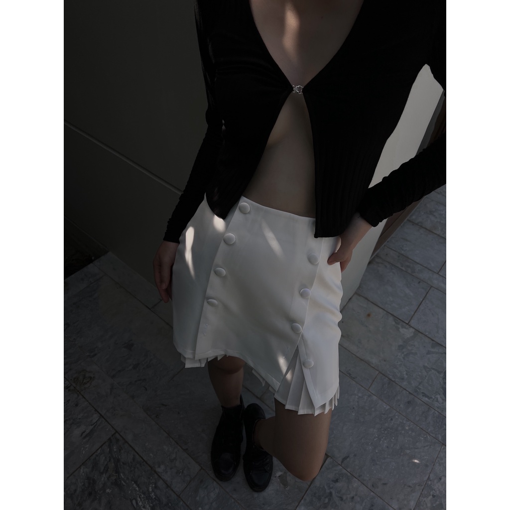 Váy trắng Buttoned Dress xếp li, nút bọc