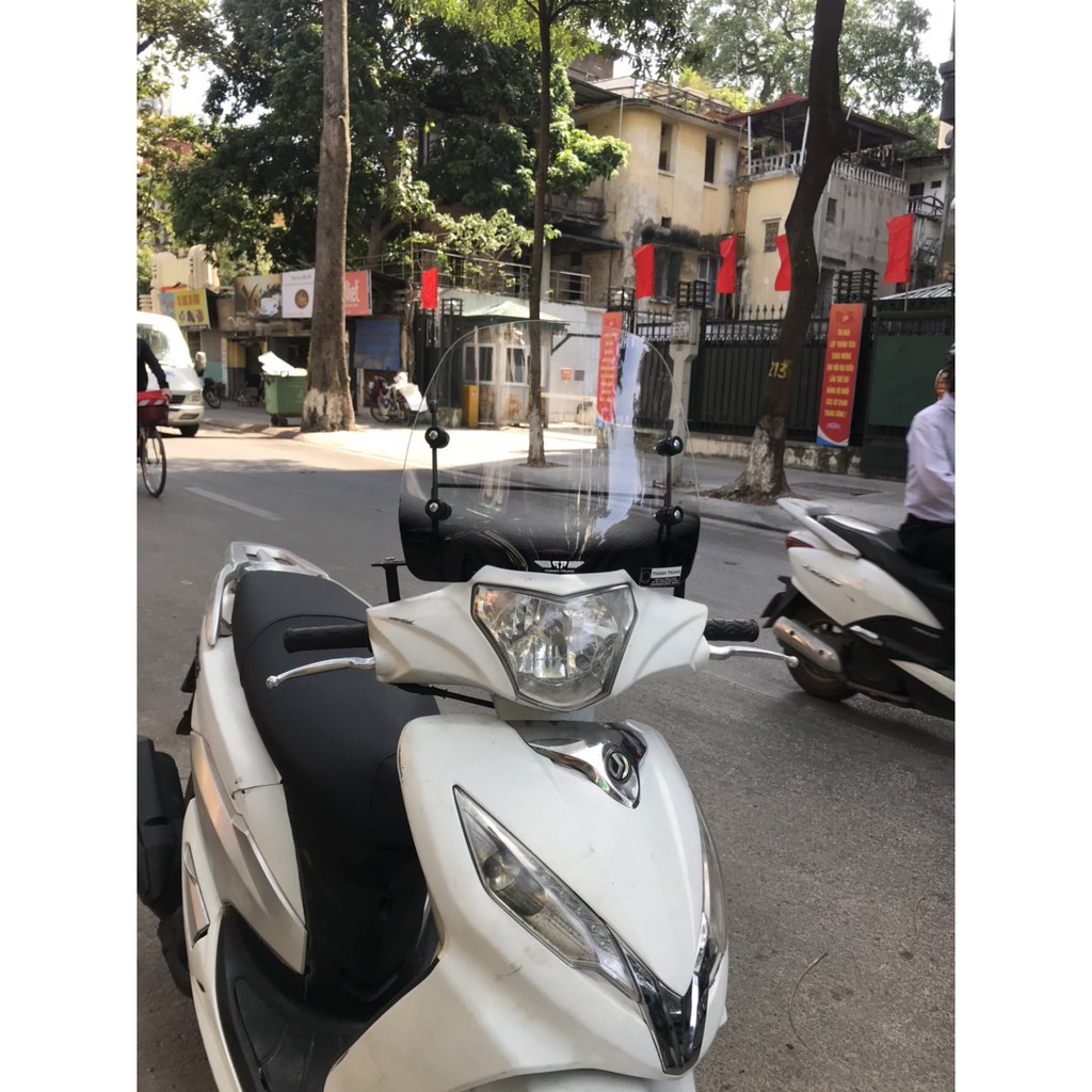 Kính chắn gió xe máy Thành Trung lắp cho xe SYM Shark