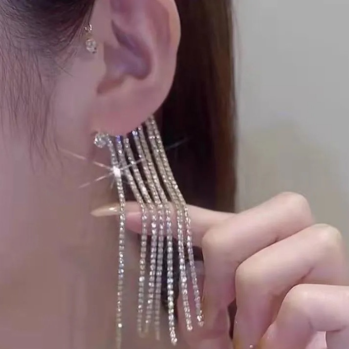 Khuyên Tai Nữ Trang Dáng Dài Tạo Hình Độc Đáo