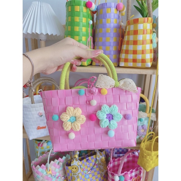 Túi xách Đan kèm hoa len xinh xắn