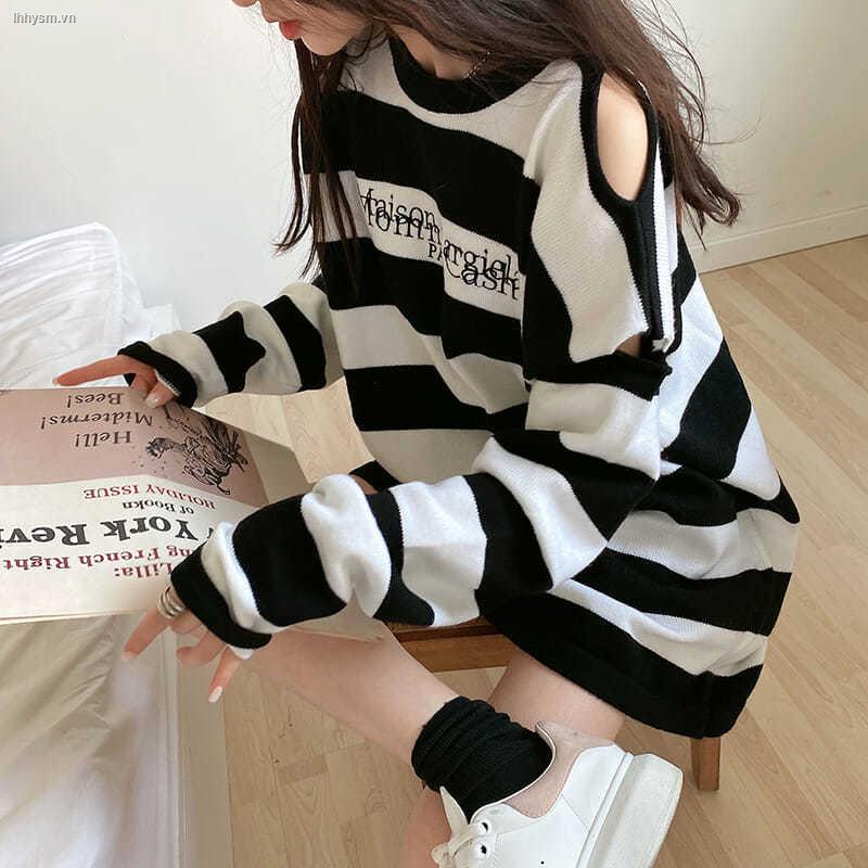 Áo len nữ trễ vai sọc trắng đen MM6 Margiela