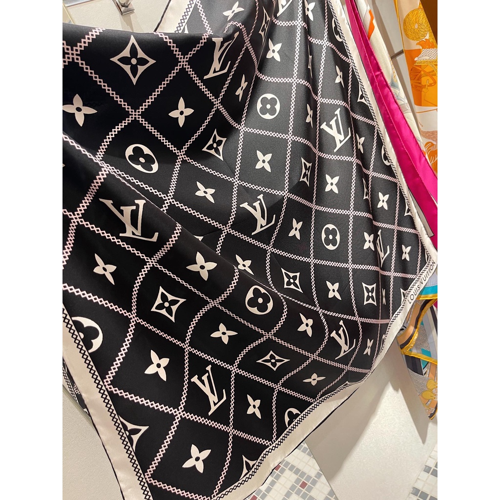 Khăn Choàng Cổ Lụa Hình Vuông Màu Đen Thời Trang Cho Nữ