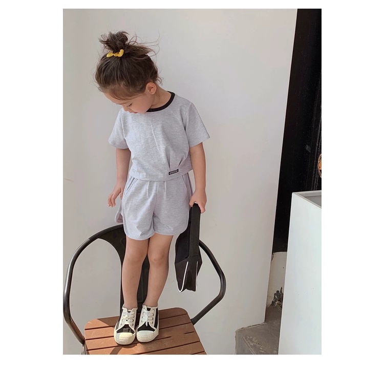 Bộ cộc tay kiểu dáng thể thao cho bé gái, Cặp bộ màu xám trắng xoắn eo cho bé gái