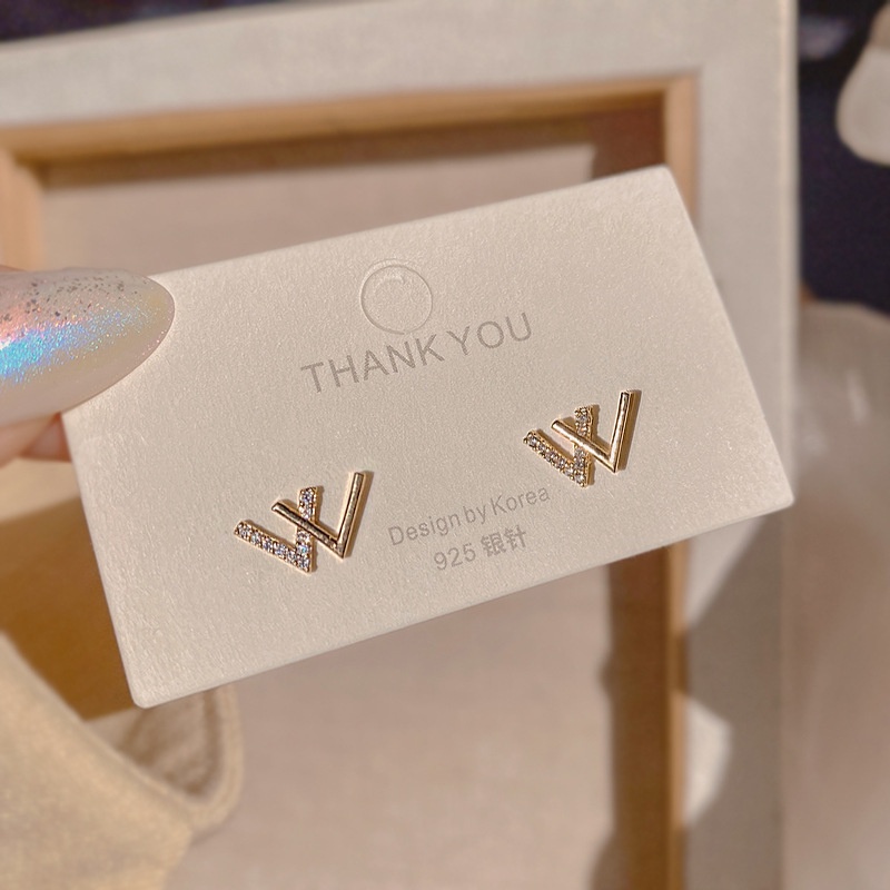 Hoa tai kim cương hình chữ W cá tính phong cách Hàn Quốc