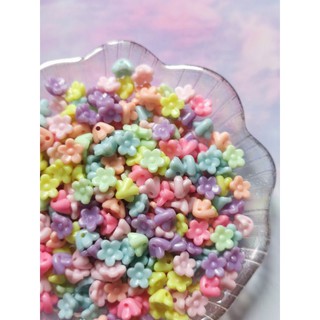 Hạt nhựa hoa mai màu pastel có lỗ xỏ