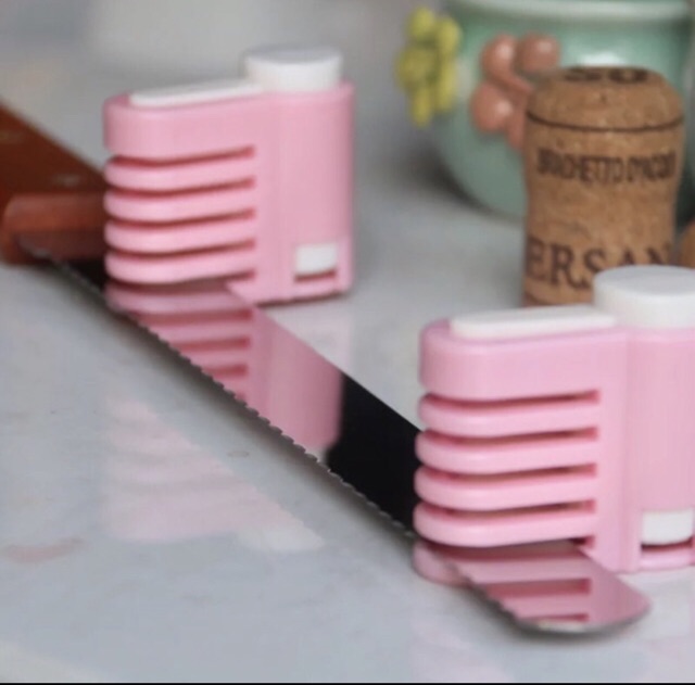 Bộ 2 dụng cụ kẹp dao chia tầng bánh