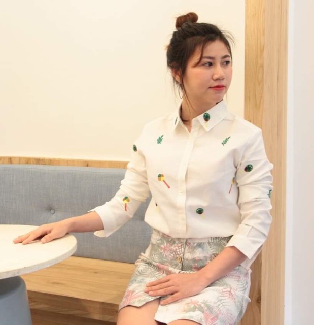 Áo sơmi trắng linen thêu hoạ tiết lẻ size
