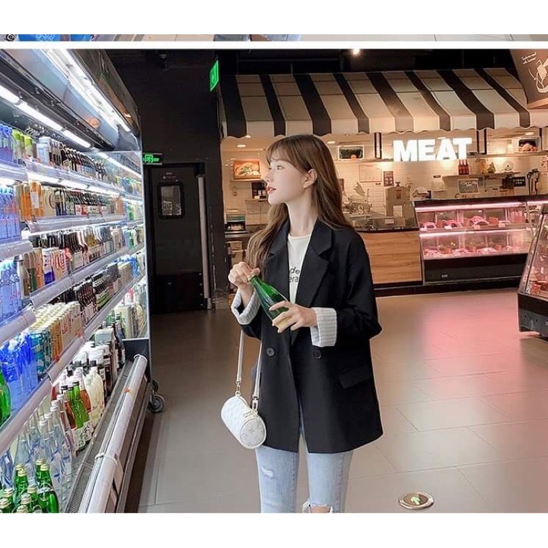 Áo blazer tay phối kẻ.