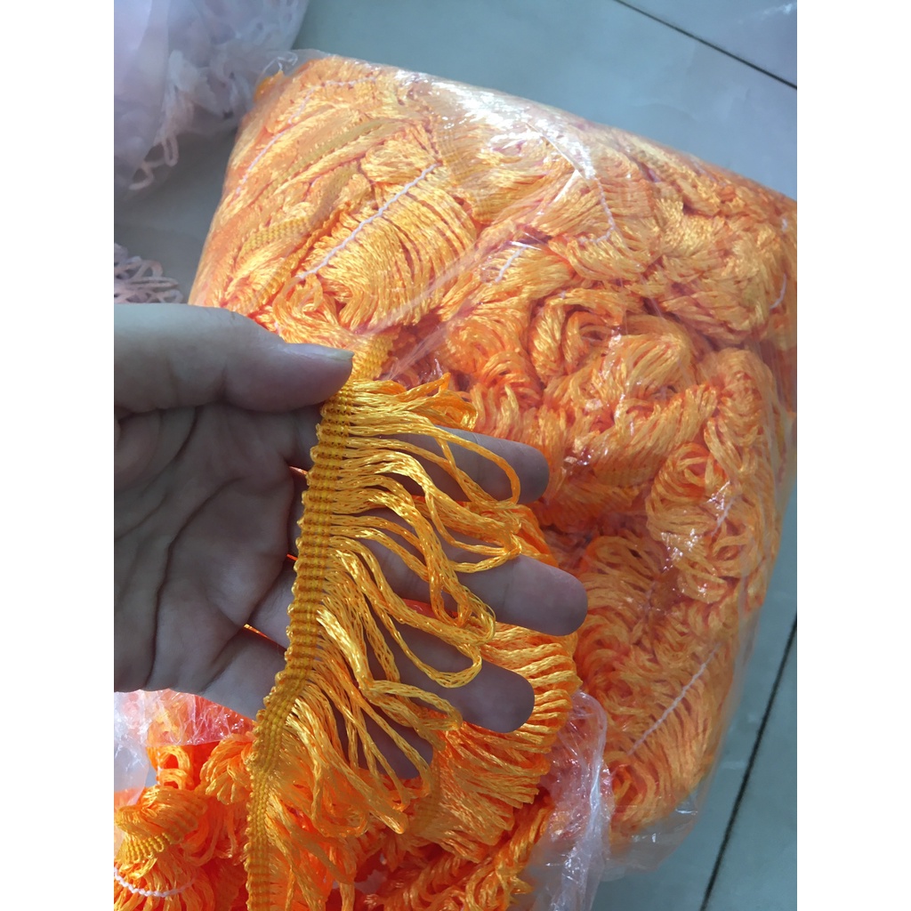 Ren tua cờ may màn, trang trí có nhiều màu