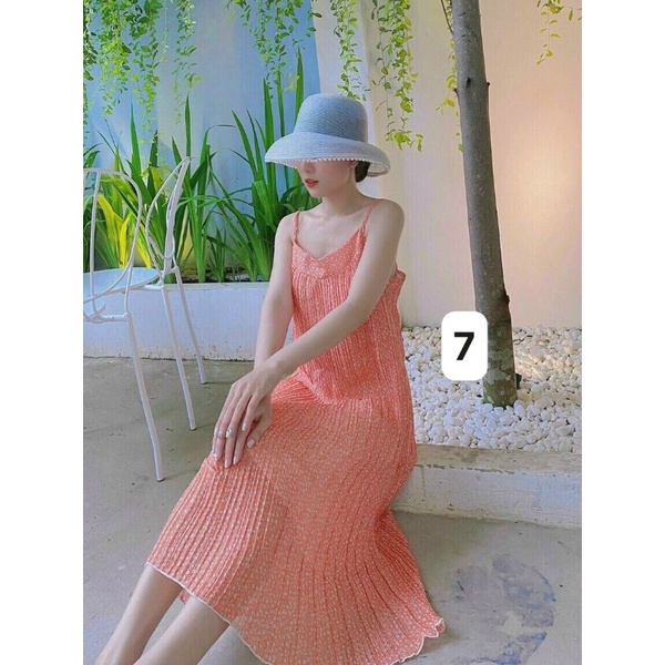Đầm dập ly hoa 2 dây dáng suông.